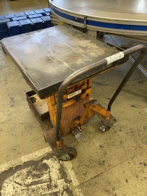 1 Werkzeughubtisch, fahrbar, Tragkraft 600 kg